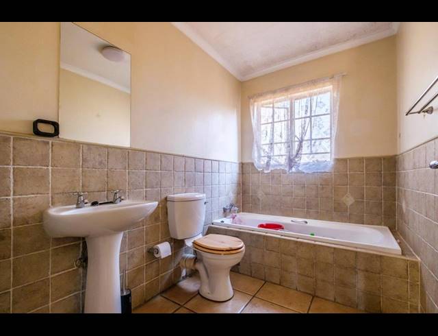 2 BEDROOM TOWNHOUSE FOR SALE IN CASTLEVIEW